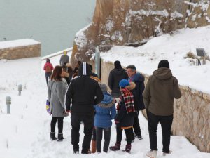 Sular çekilince tarihi kaleye 30 yıl sonra ilk kez yürüyerek gidildi