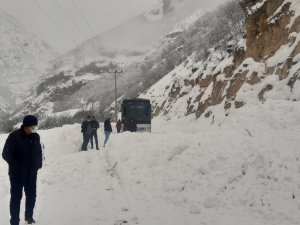 Dersim-Erzincan karayoluna çığ düştü