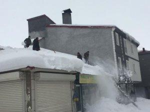 Karlıova’da esnaf, çatılarda biriken karları temizledi