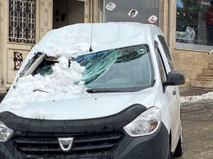 Kar kütlesi aracın üstüne düştü