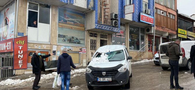 Kar kütlesi aracın üstüne düştü