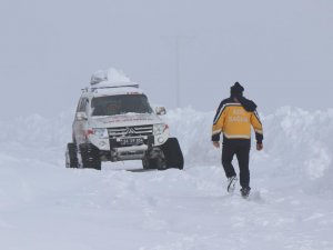 112 Acil Sağlık ekipleri karlı yolları aşıp hastalara ulaşıyor