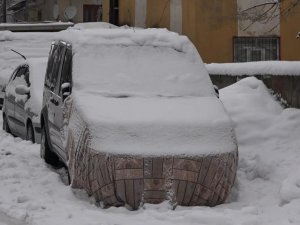 Tatvan’da araçlar kara gömüldü