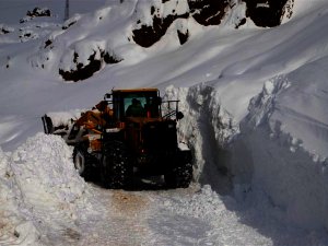 31 köy yolunu ulaşıma açma çalışmaları sürüyor