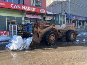 Kar kütlesi altında kalmaktan son anda kurtulan minibüs ve vatandaşların o anı kameraya yansıdı