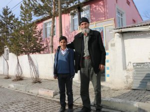 Dede ve torunu buz tutan boruya sıkışan kedi için seferber oldu