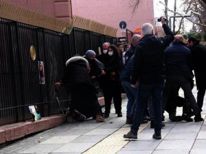 Doku ailesinin ‘adalet’ talebiyle geldiği bakanlığın kapısı zincirlendi