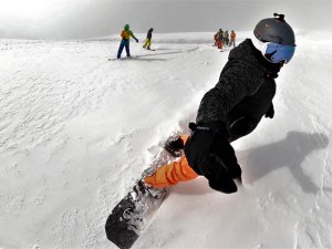 Van'daki snowboard tutkunlarından nefes kesen gösteri