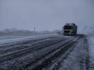 Dersim-Erzincan kara yolu zincirsiz tır geçişine kapatıldı