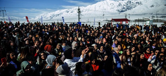 Dersim'de vatandaşlar kayak festivaline akın etti