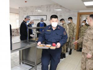 Kanser tedavisi gören gencin hayalini jandarma gerçekleştirdi