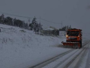 Yoğun kar yağışı nedeniyle zincirsiz tır geçişine izin verilmiyor