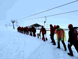 Gerçeğini aratmayan çığda arama kurtarma tatbikatı