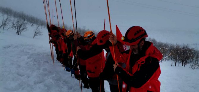 Gerçeğini aratmayan çığda arama kurtarma tatbikatı