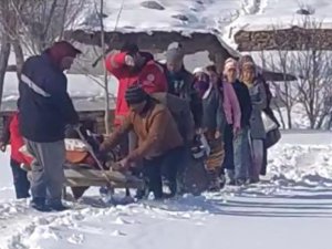 Yolu kapanan mezradaki hasta için ambulans helikopter havalandı