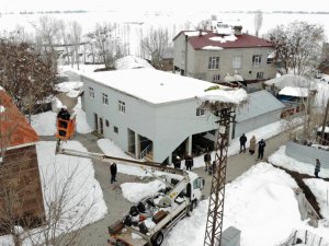 VEDAŞ ekipleri, karla kaplı leylek yuvalarına yem bıraktı