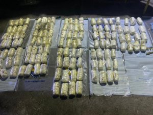 Polis memurunun sürücülüğünü yaptığı araçtan 52 kilo 500 gram patlayıcı çıktı