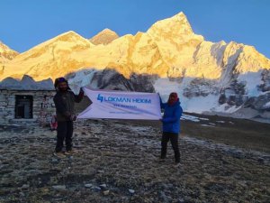 Lokman Hekim Van Hastanesinin flaması Everest Tepesi’nde