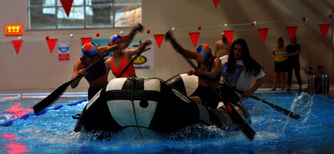 Raftinge yeni başlayan sporcular nehirde değil havuzda kürek çekiyor