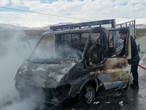 Seyir halindeki kamyonet alev alev yandı