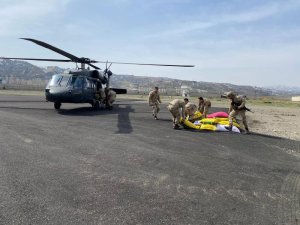 Üreticinin imdadına jandarma yetişti, yemler helikopter ile ulaştırıldı