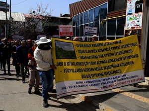 Dersim Belediyesi önünde vatandaşlardan  'katı atık' projesine tepki