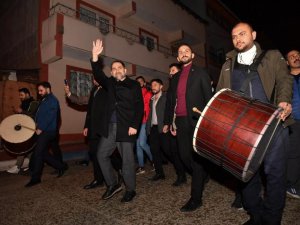 Başkan Mahmut Uçar, Ramazan davulcularına eşlik etti, vatandaşlarla sahur yemeği yedi