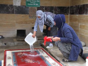 110 yıllık çeşmede bayram öncesi halılar yıkanmaya başlandı