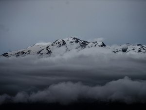 Ovacık dağlarında kış, ovalarında bahar güzelliği yaşanıyor