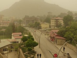 Hakkari’yi toz bulutu sardı