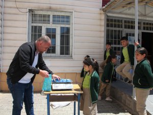 Atık malzemeleri geri dönüşüme kazandırıp hediyeler kazanıyorlar