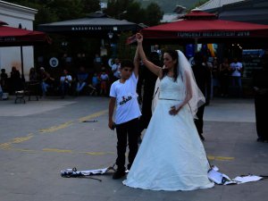 Kadına yönelik şiddeti sokak performansı ile protesto ettiler