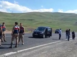 Erzurum’da kaza sonrası köylüler yolu trafiğe kapattı