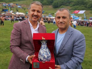 Tuncay Sonel 1 milyon ödeyip güreş ağası oldu