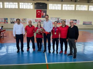 Bakan Yardımcısı Aksu, altın madalya kazanan badminton sporcularını tebrik etti