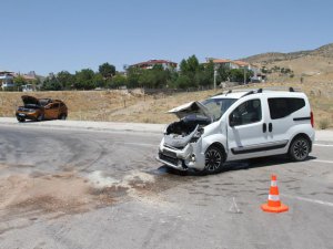 Elazığ’da hafif ticari araç ile otomobil çarpıştı: 7 yaralı