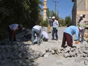 Hakkari’de 3 semt ilk defa toprak yoldan kurtuluyor