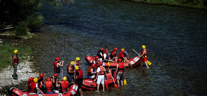 Munzur Çayı'nın serin sularında rafting keyfi