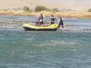 Murat Nehri’nde mahsur kalan 2 kişiyi AFAD kurtardı