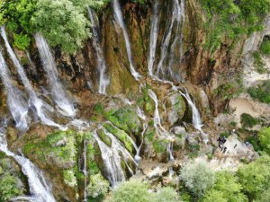 Erzincan’da tatilciler serinlemek için şelalelere akın ediyor