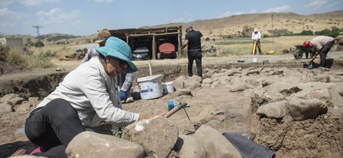 Tozkoparan Höyüğü kazısında mimari kalıntılar ve çömlek parçaları bulundu