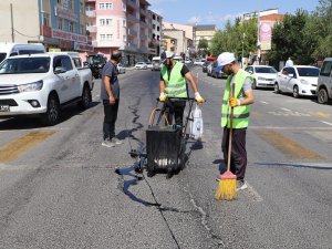 Belediyenin asfalt yama çalışmaları devam ediyor