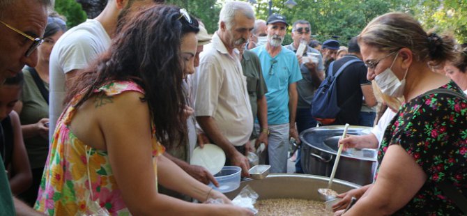 Dersim’de aşure lokmaları paylaşıldı