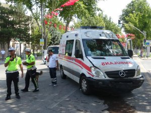 Ambulansla otomobil çarpıştı: 1 yaralı