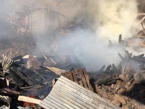 Mazgirt'te boş evde yangın çıktı