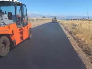 Elazığ’ın köy yollarında asfaltlama çalışması sürüyor