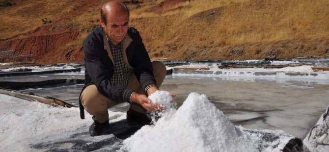 Geleneksel yöntemlerle çıkarılan kaya tuzu büyük rağbet görüyor