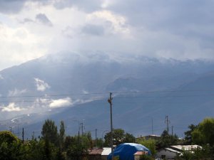 Munzur Dağı'nın yüksek kesimlerine kar yağdı