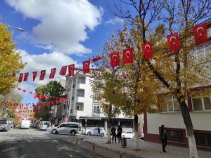 Kars’ta cadde ve sokaklar bayraklarla donatıldı