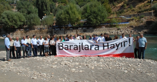 CHP'den Barajlara Karşı Karanfilli Protesto